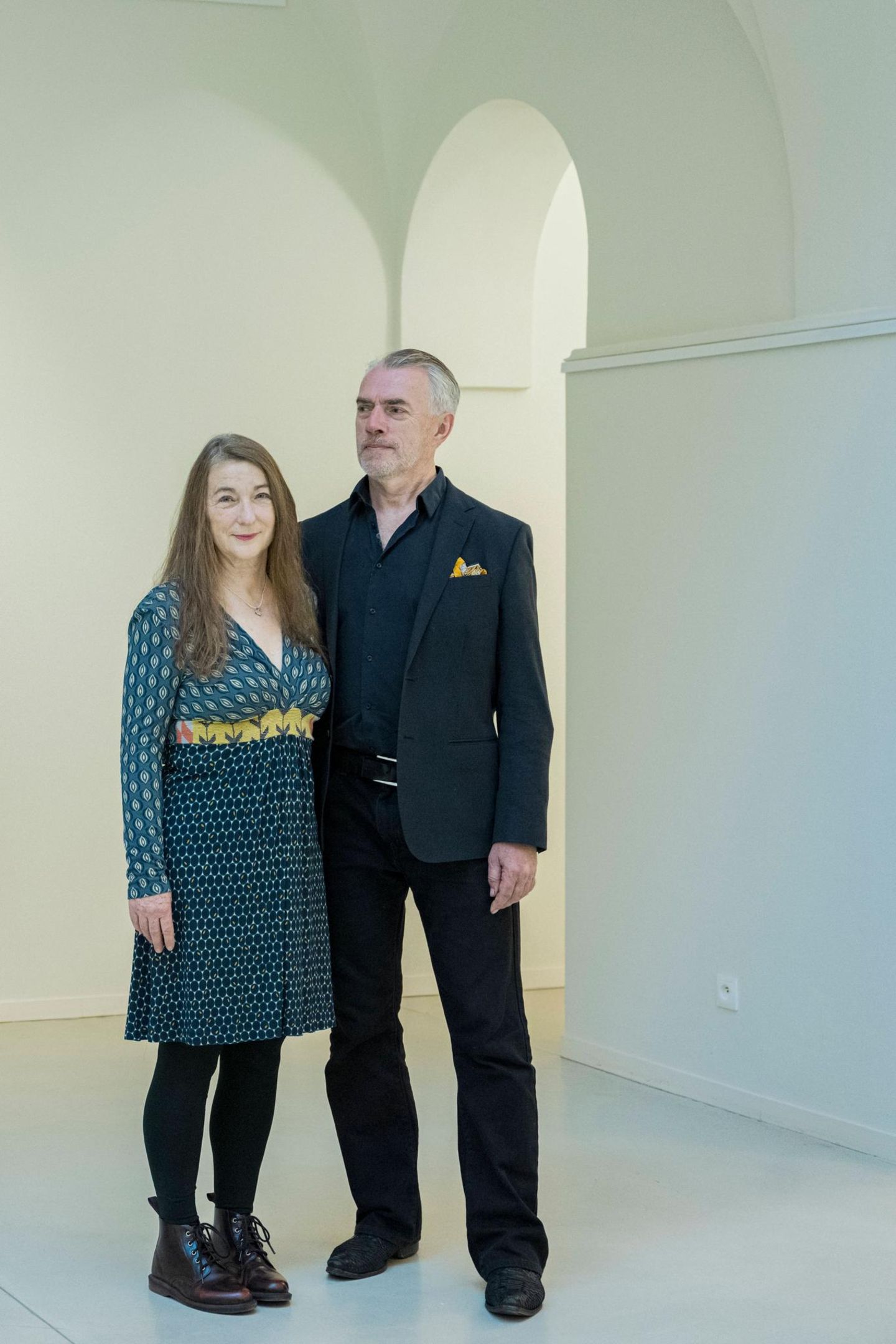 Rosa Loy und Neo Rauch stehen in einem Raum, 2024