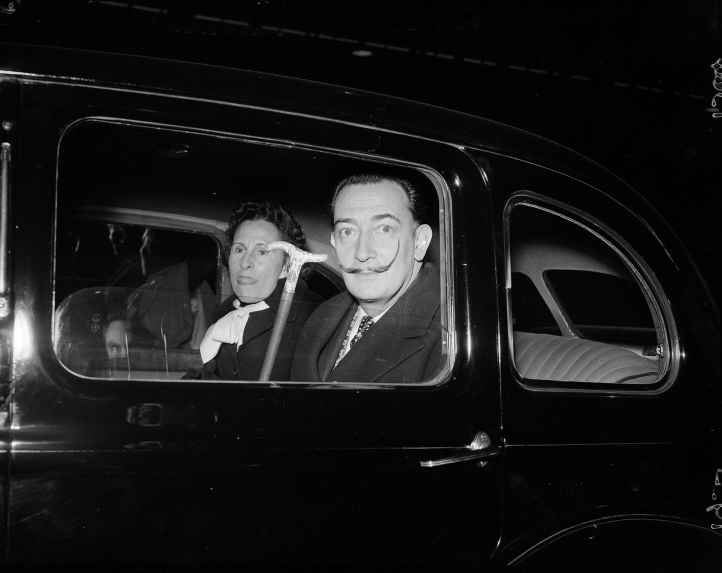 Dali und Gala in einem Auto