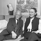 Alfred Stieglitz und Georgia O´Keeffe sitzen auf einem Bett, 1942