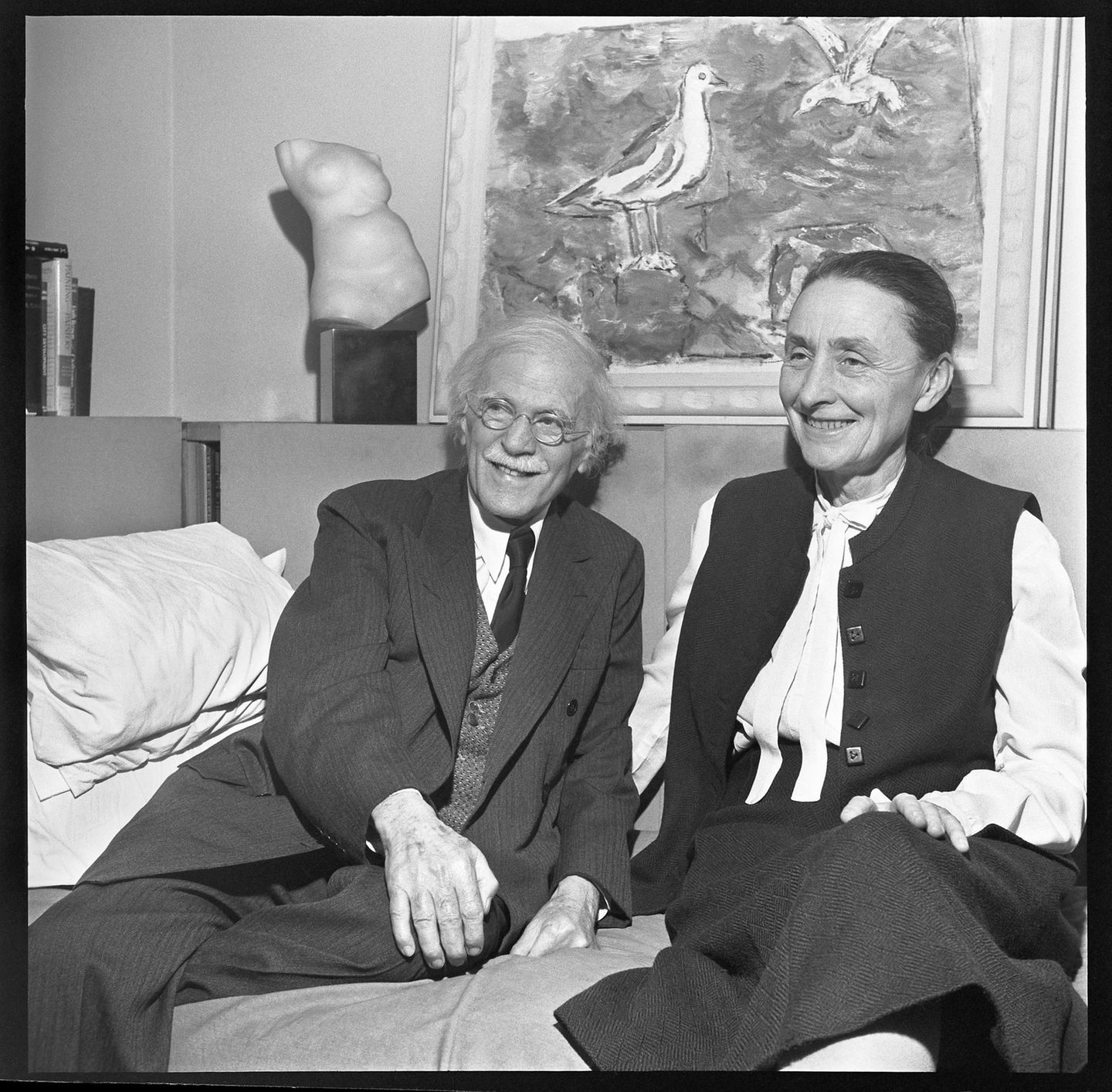 Alfred Stieglitz und Georgia O´Keeffe sitzen auf einem Bett, 1942