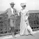 Kandinsky und Muenter stehen an einer Ballustrade in Paris