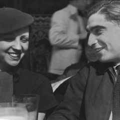 Robert Capa schaut Gerda Taro an, 1936