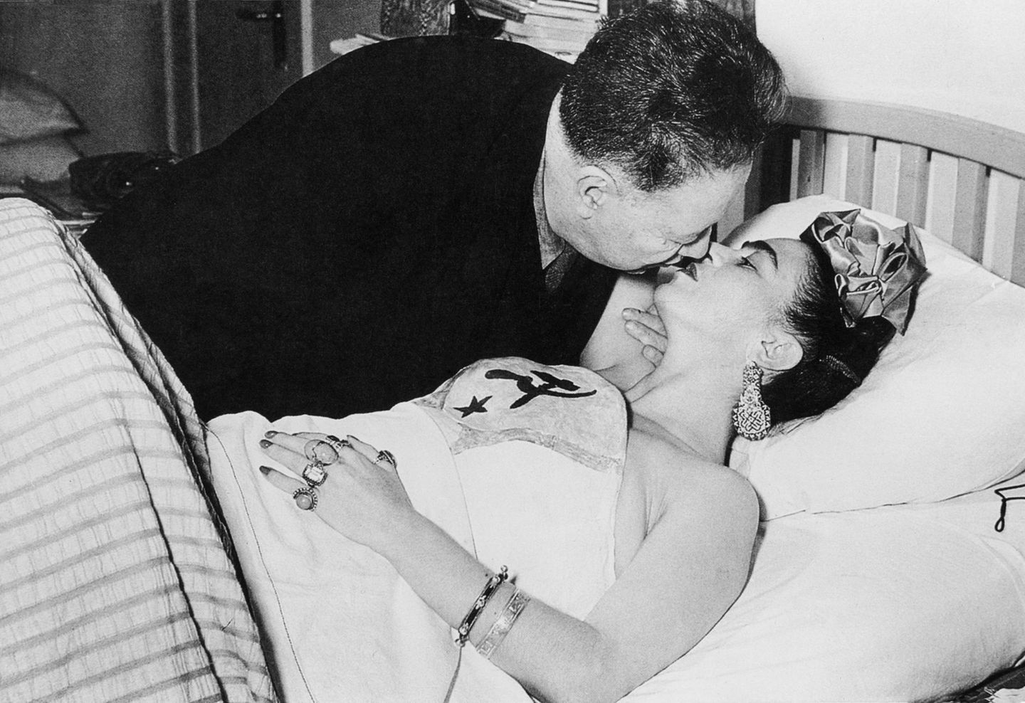 Diego küsst Frida Kahlo im Krankenbett, 1910