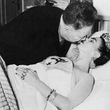 Diego küsst Frida Kahlo im Krankenbett, 1910