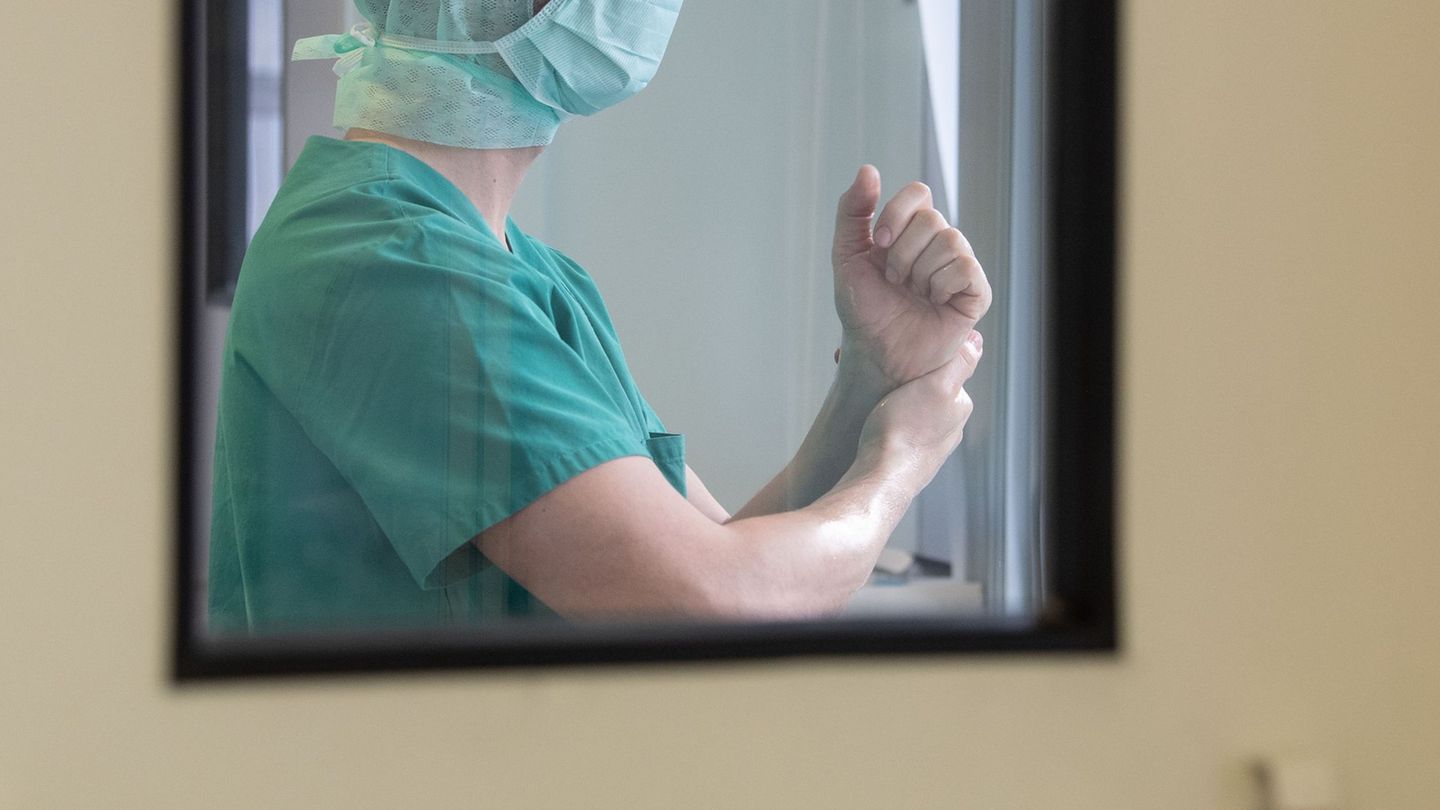 Nach Operationen vermuten Patienten besonders häufig einen Behandlungsfehler. (Symbolbild) Foto: Marijan Murat/dpa Nach Operationen vermuten Patienten besonders häufig einen Behandlungsfehler. (Symbolbild) Foto: Marijan Murat/dpa