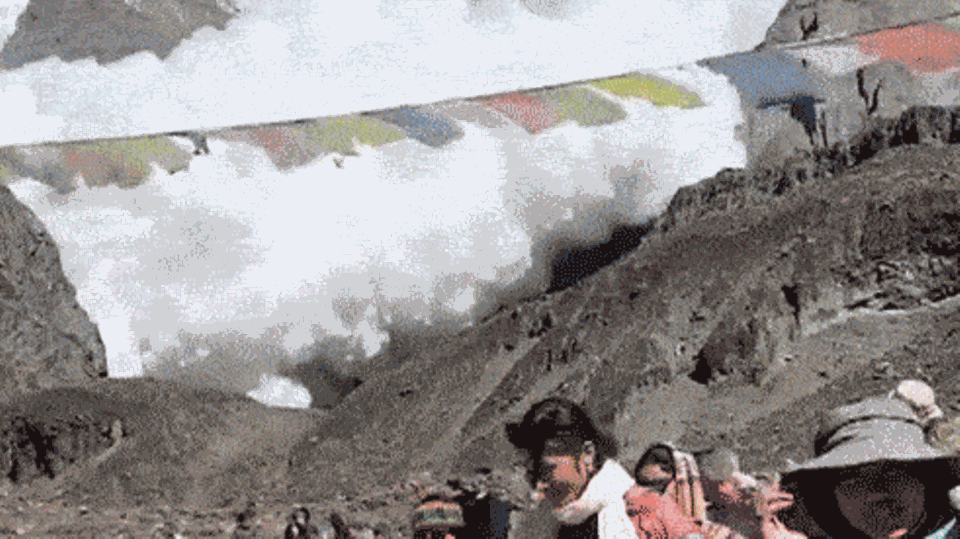 Schneelawine begräbt Zeltlager – Touristen geraten in Panik Schneelawine begräbt Zeltlager – Touristen geraten in Panik