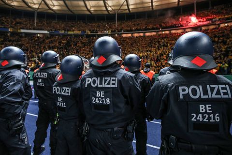 Die Polizei wird am Samstag nicht nur im Olympiastadion gefordert sein. (Archivbild) Foto: Andreas Gora/dpa