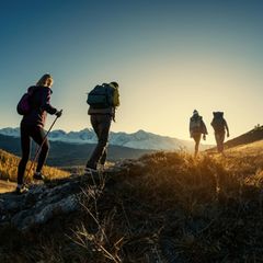 Reisegruppe im Urlaub beim Wandern in den Bergen