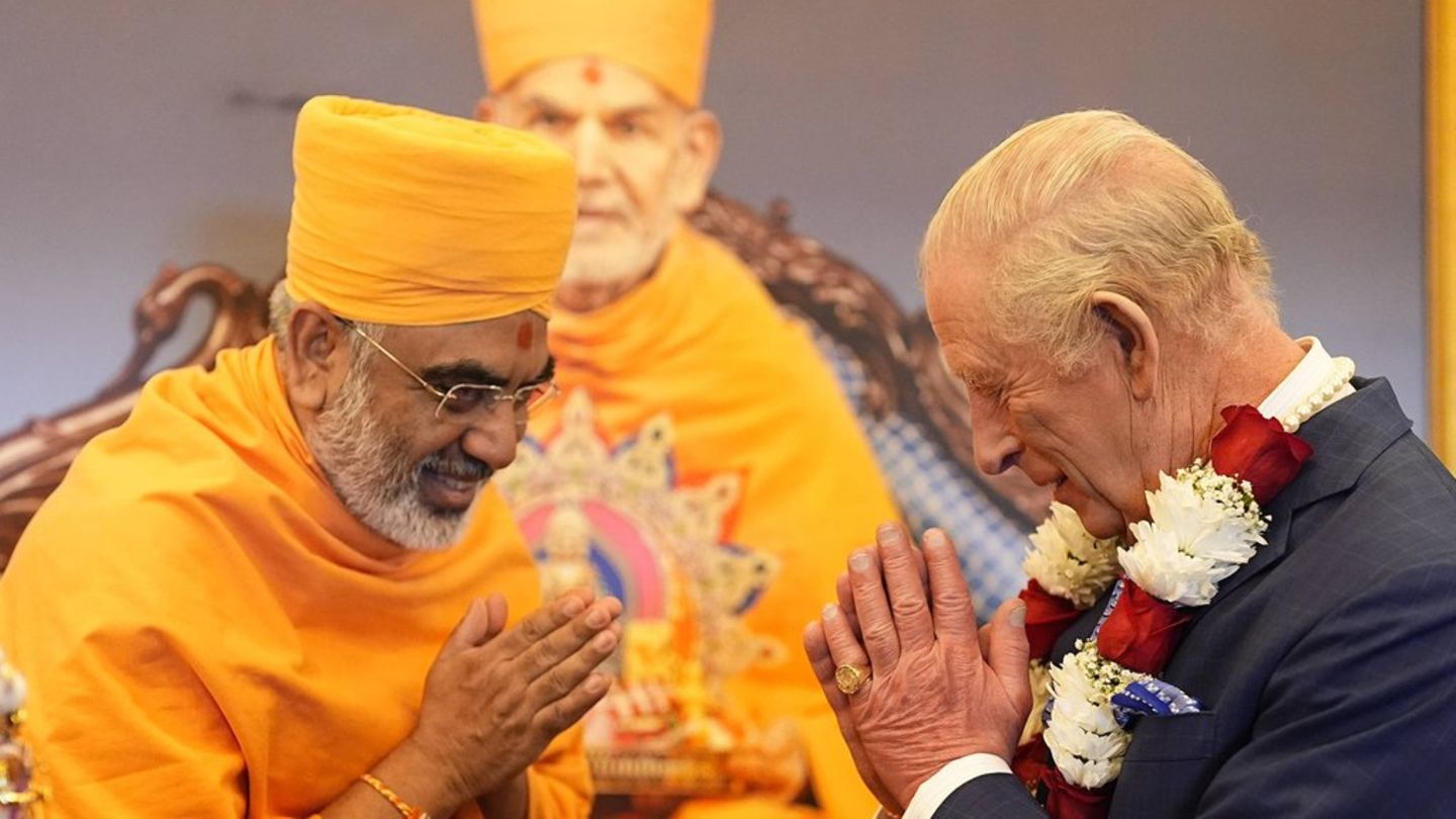 König Charles bei seinem Besuch im Neasden-Tempel. König Charles bei seinem Besuch im Neasden-Tempel.