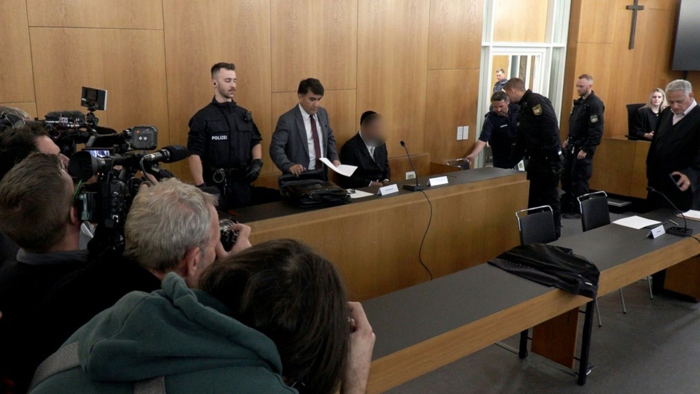 Angeklagter mit Dolmetscher und Justizbeamten