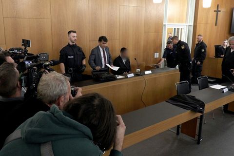 Angeklagter mit Dolmetscher und Justizbeamten