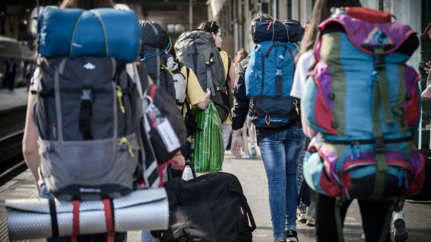 Junge Menschen mit Rucksack