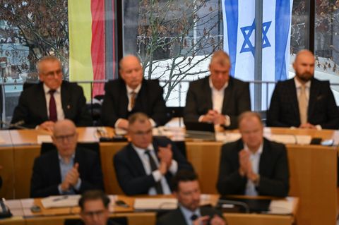 Rund zwei Jahre lang hat vor dem Wiesbadener Landtag die Israel-Fahne neben der Deutschland-Flagge gehangen. (Archivbild) Foto: