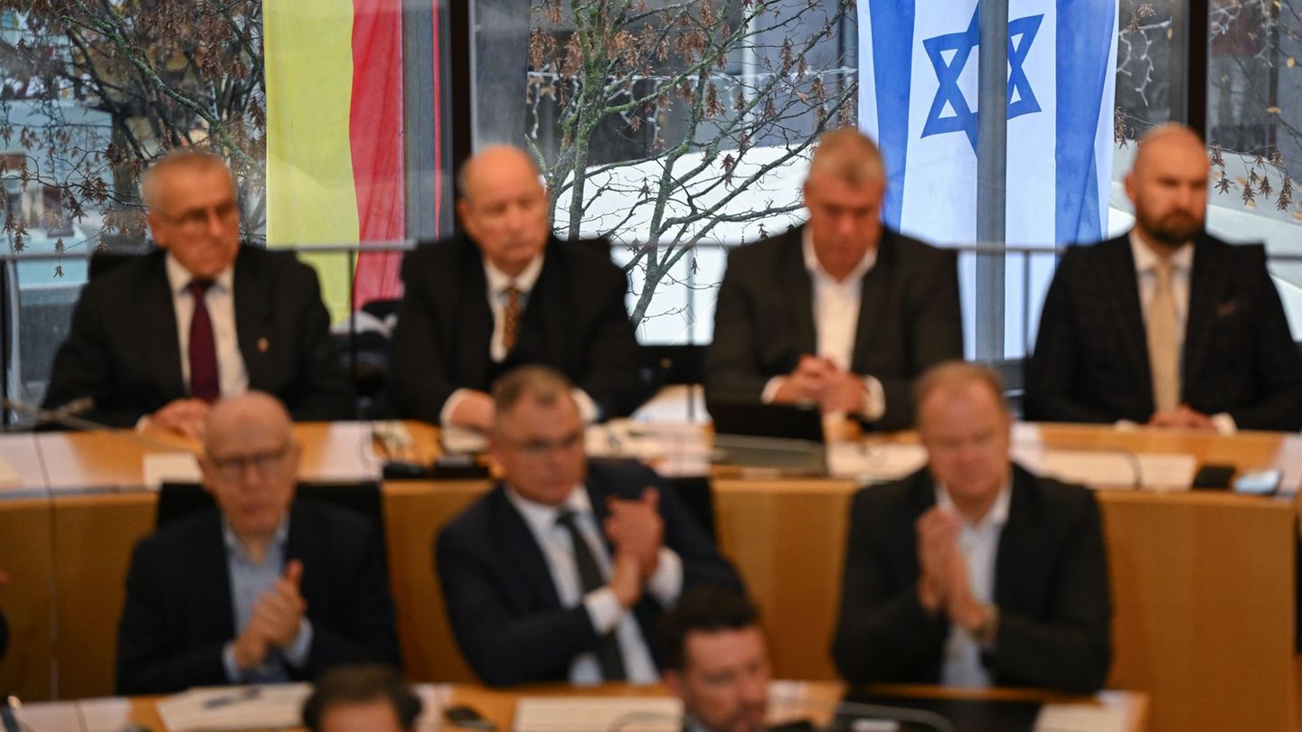 Rund zwei Jahre lang hat vor dem Wiesbadener Landtag die Israel-Fahne neben der Deutschland-Flagge gehangen. (Archivbild) Foto:  Rund zwei Jahre lang hat vor dem Wiesbadener Landtag die Israel-Fahne neben der Deutschland-Flagge gehangen. (Archivbild) Foto: