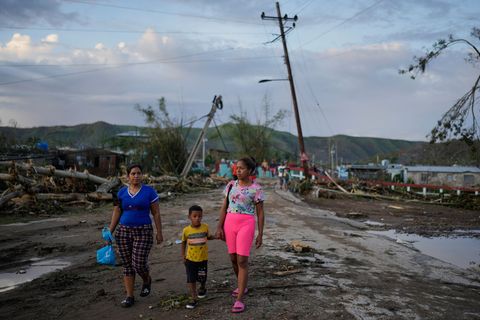 Auf Jamaika zerstörte der Sturm Häuser und riss zahlreiche Bäume und Strommasten um. Foto: Ramon Espinosa/AP/dpa Auf Jamaika zerstörte der Sturm Häuser und riss zahlreiche Bäume und Strommasten um. Foto: Ramon Espinosa/AP/dpa