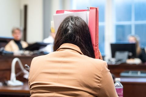 Die Beschuldigte tötete nach Überzeugung der Strafkammer ihre eigene Großmutter, ist aber wegen einer psychischen Erkrankung sch