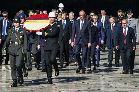 Bundeskanzler Merz am Donnerstag in Ankara beim Besuch des Mausoleums von Staatsgründer Atatürk