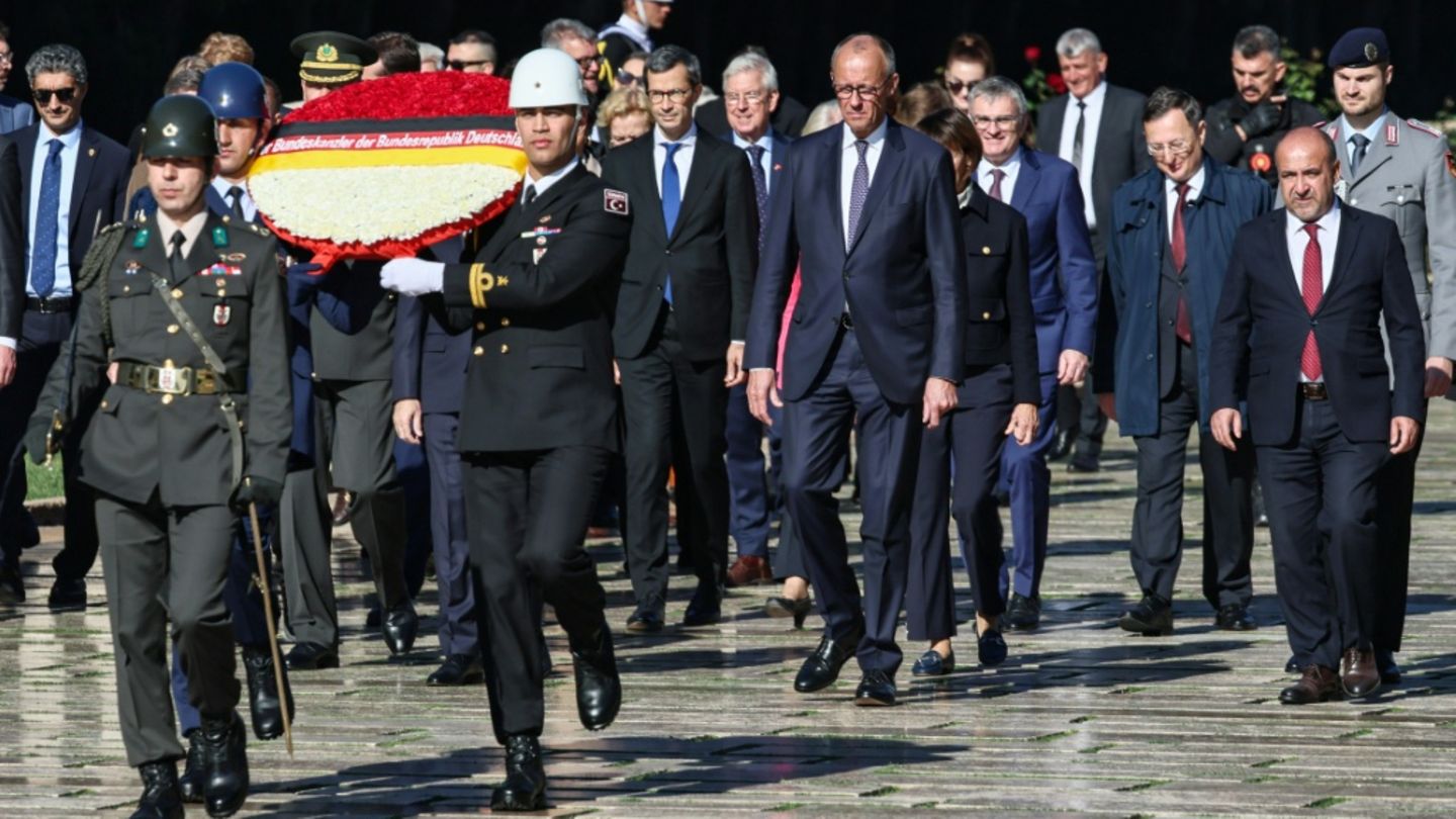 Bundeskanzler Merz am Donnerstag in Ankara beim Besuch des Mausoleums von Staatsgründer Atatürk Bundeskanzler Merz am Donnerstag in Ankara beim Besuch des Mausoleums von Staatsgründer Atatürk