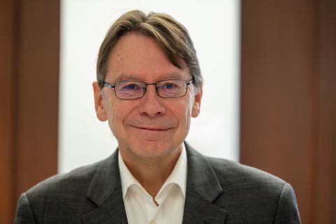 Politologe Uwe Jun stellt den zweiten "Rheinland-Pfalz-Monitor" vor. (Archivbild) Foto: Harald Tittel/dpa