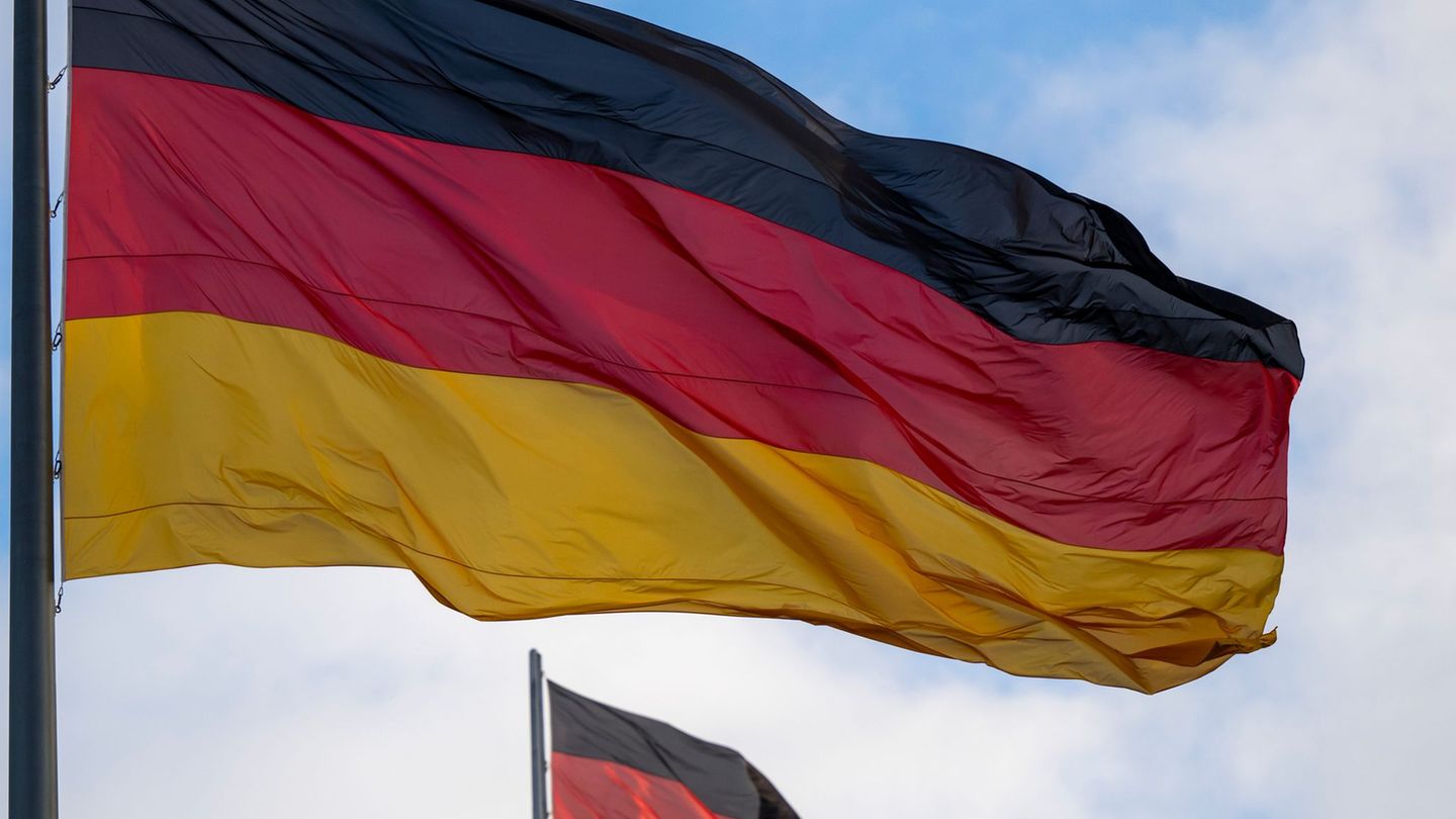 Ein Mann soll eine Deutschlandfahne vom Mast gerissen haben. Foto: Monika Skolimowska/dpa Ein Mann soll eine Deutschlandfahne vom Mast gerissen haben. Foto: Monika Skolimowska/dpa