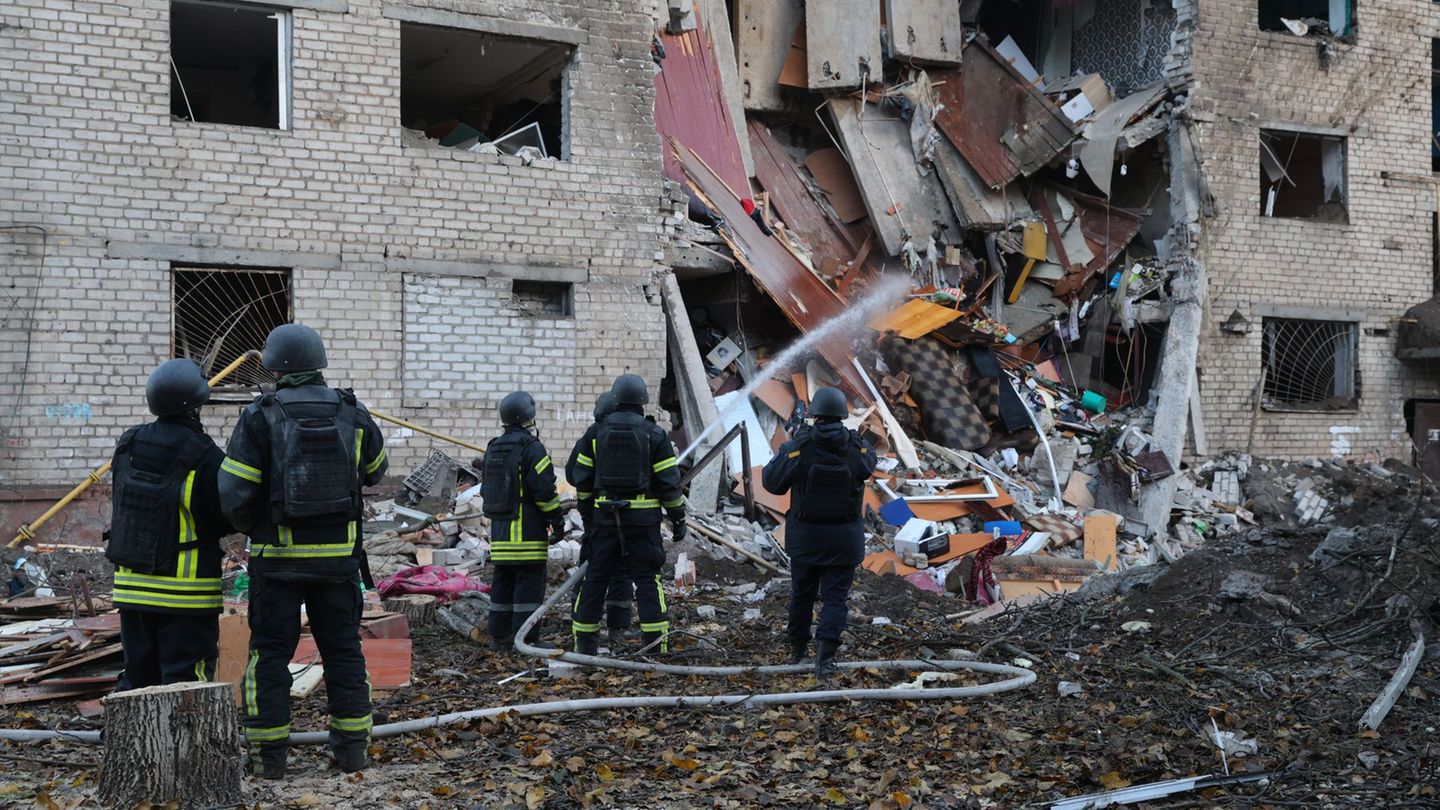 In der ukrainischen Großstadt Saporischschja schlug eine Rakete in ein Wohnheim ein. Foto: Kateryna Klochko/AP/dpa In der ukrainischen Großstadt Saporischschja schlug eine Rakete in ein Wohnheim ein. Foto: Kateryna Klochko/AP/dpa