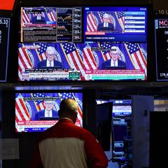 Ein Händler sitzt an der New Yorker Börse vor Monitoren