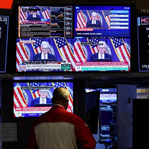 Ein Händler sitzt an der New Yorker Börse vor Monitoren Ein Händler sitzt an der New Yorker Börse vor Monitoren