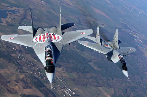 Zwei Kampfflugzeuge des Typs MiG-29 von Polens Luftwaffe (Archivbild)