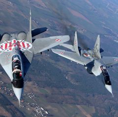 Zwei Kampfflugzeuge des Typs MiG-29 von Polens Luftwaffe (Archivbild)
