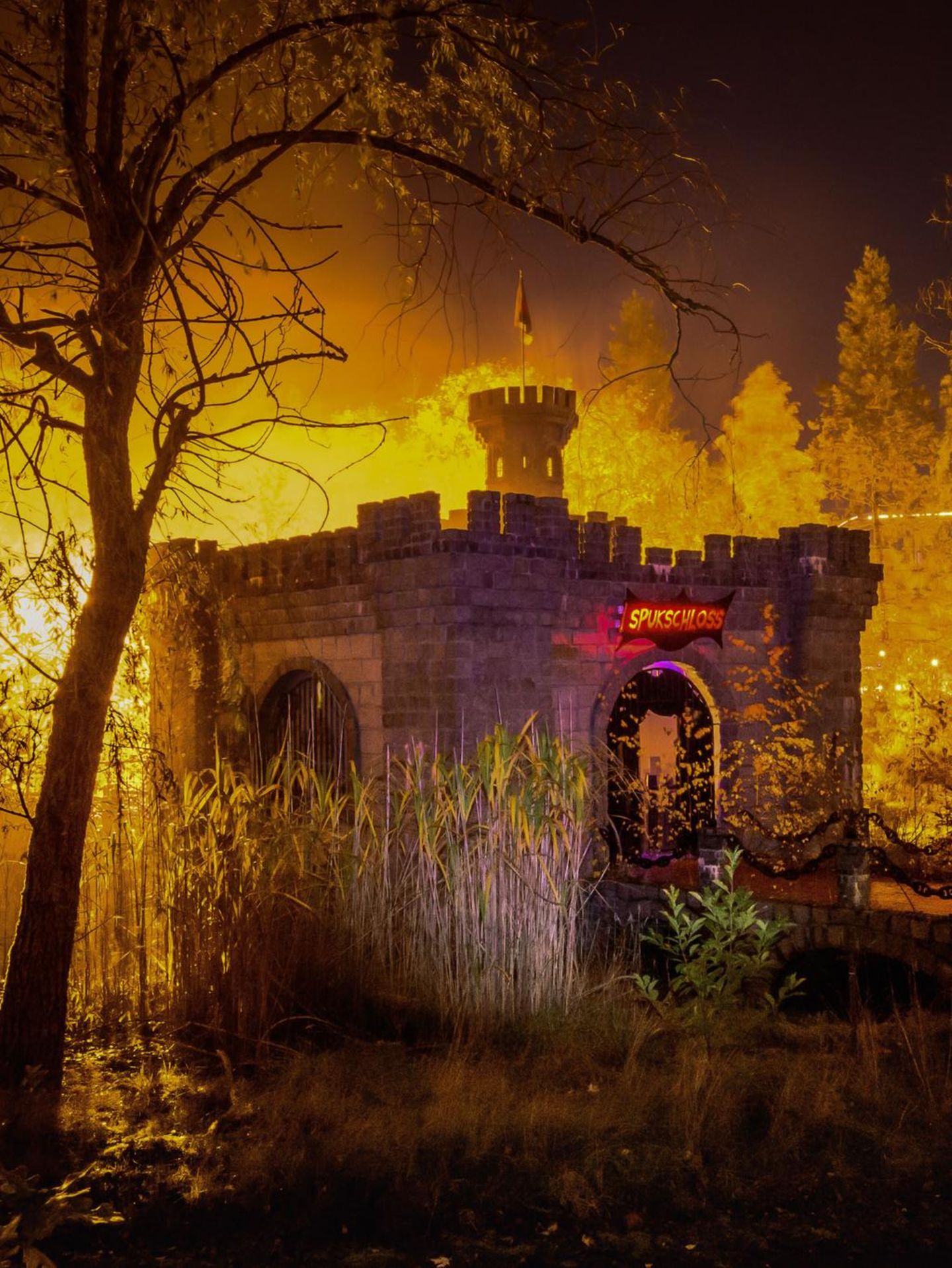 Am 1. November enden im Freizeitpark in Niedersachsen vier Gruselwochen. Die Fahrgeschäfte verwandeln sich in schaurige Attraktionen. Dazu kommt ein Mittelaltermarkt und eine "Süßes-oder-Saures-Rallye" 