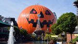 Europapark Rust – Langzeitgrusel an der Grenze Auch an der deutsch-französischen Grenze wird sich nicht nur ein Tag gegruselt, sondern fast fünf Wochen lang. In dem Freizeitpark gibt es eine der beliebtesten Halloween-Veranstaltungen im ganzen Land. Die "Horror Nights" gehen vom 27. September bis zum  2. November. Eigentlich ein Familienevent, geht es beim "Traumatica – Festival of Fear" mit rund 150 Horror-Darstellern deutlich erwachsener zur Sache