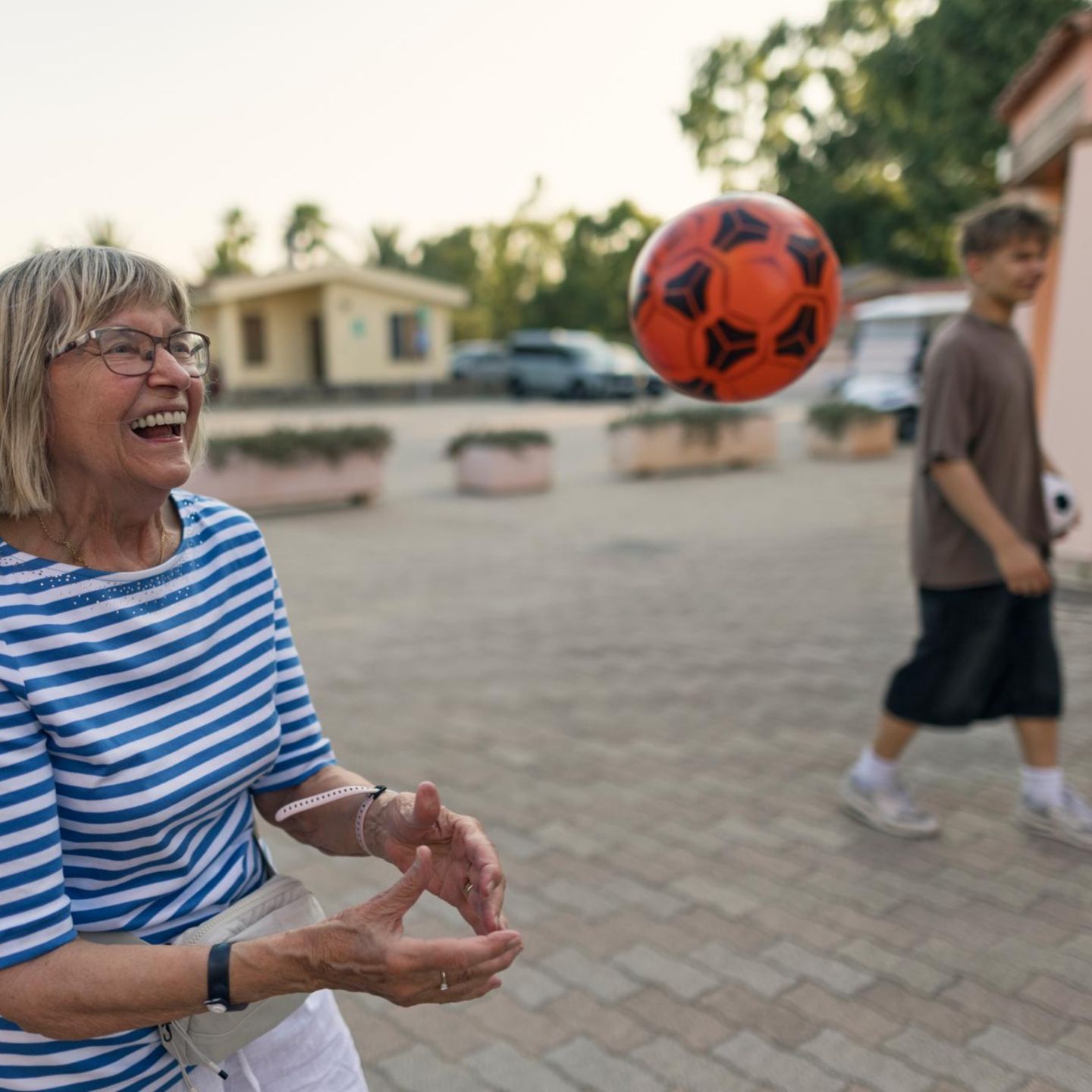 Kinder: Eine ältere Frau und ein Junge flirten