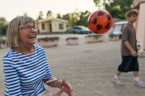 Kinder: Eine ältere Frau und ein Junge flirten Kinder: Eine ältere Frau und ein Junge flirten
