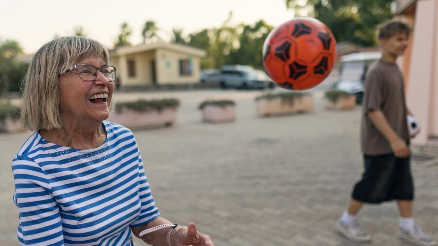 Kinder: Eine ältere Frau und ein Junge flirten