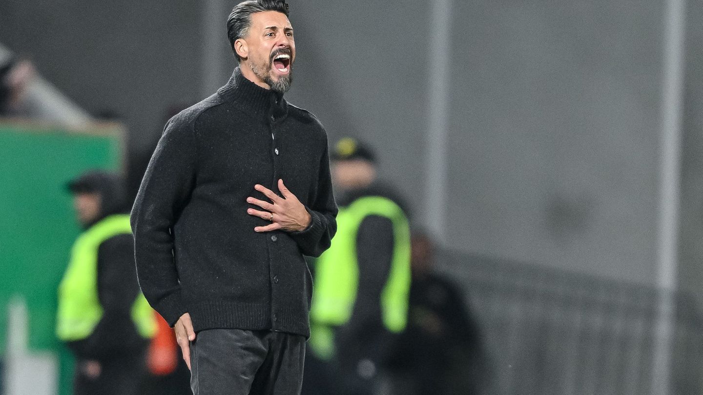 Kann er Krisenmanager? Augsburgs Trainer Sandro Wagner. Foto: Harry Langer/dpa Kann er Krisenmanager? Augsburgs Trainer Sandro Wagner. Foto: Harry Langer/dpa