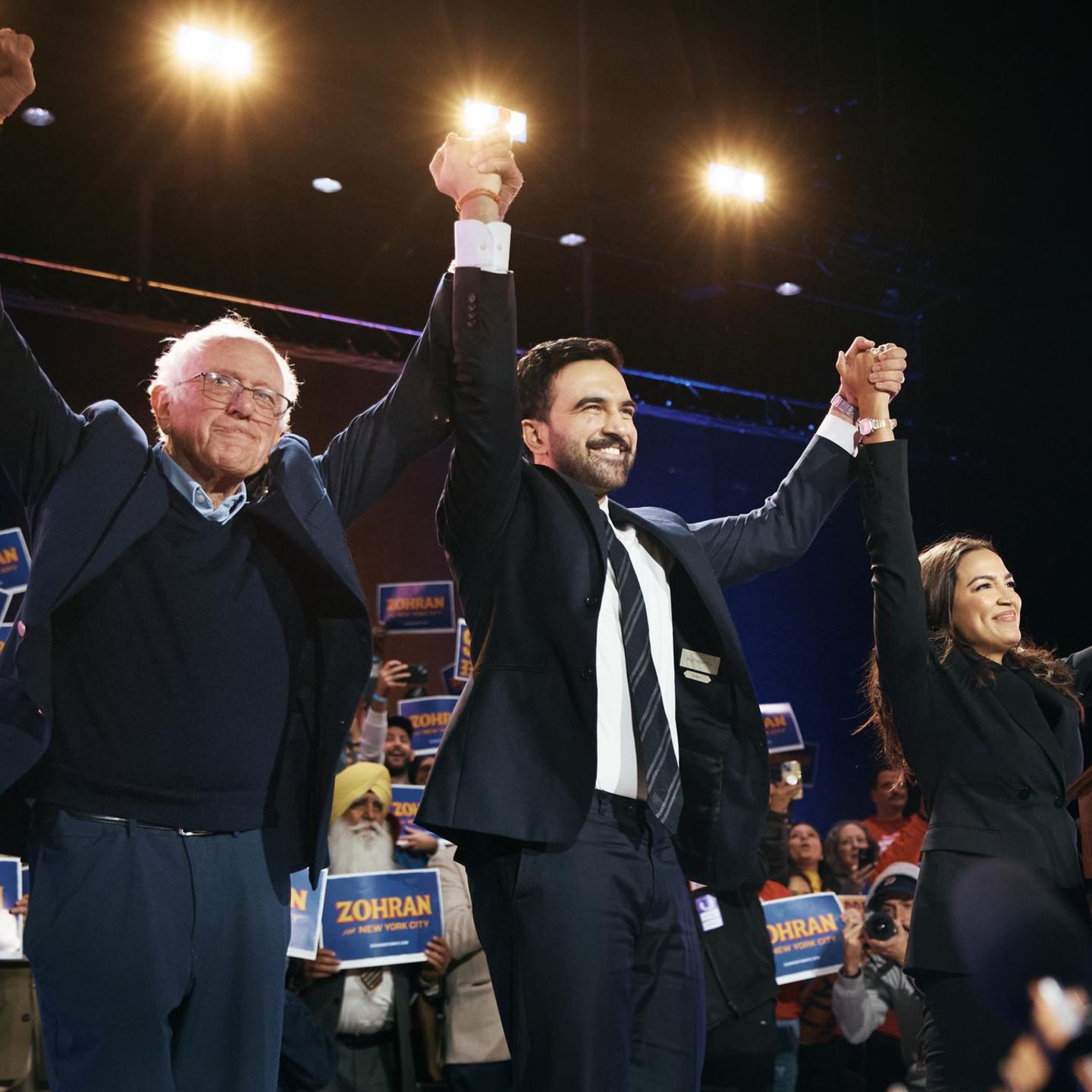 Das neue linke Traumtrio: Bernie Sanders (l.), Zohran Mamdani (M.) und Alexandria Ocasio-Cortez (r.)