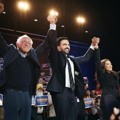 Das neue linke Traumtrio: Bernie Sanders (l.), Zohran Mamdani (M.) und Alexandria Ocasio-Cortez (r.)