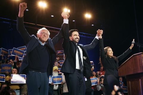 Bürgermeisterwahl in New York: Das neue linke Traumtrio: Bernie Sanders (l.), Zohran Mamdani (M.) und Alexandria Ocasio-Cortez (r.) Das neue linke Traumtrio: Bernie Sanders (l.), Zohran Mamdani (M.) und Alexandria Ocasio-Cortez (r.)