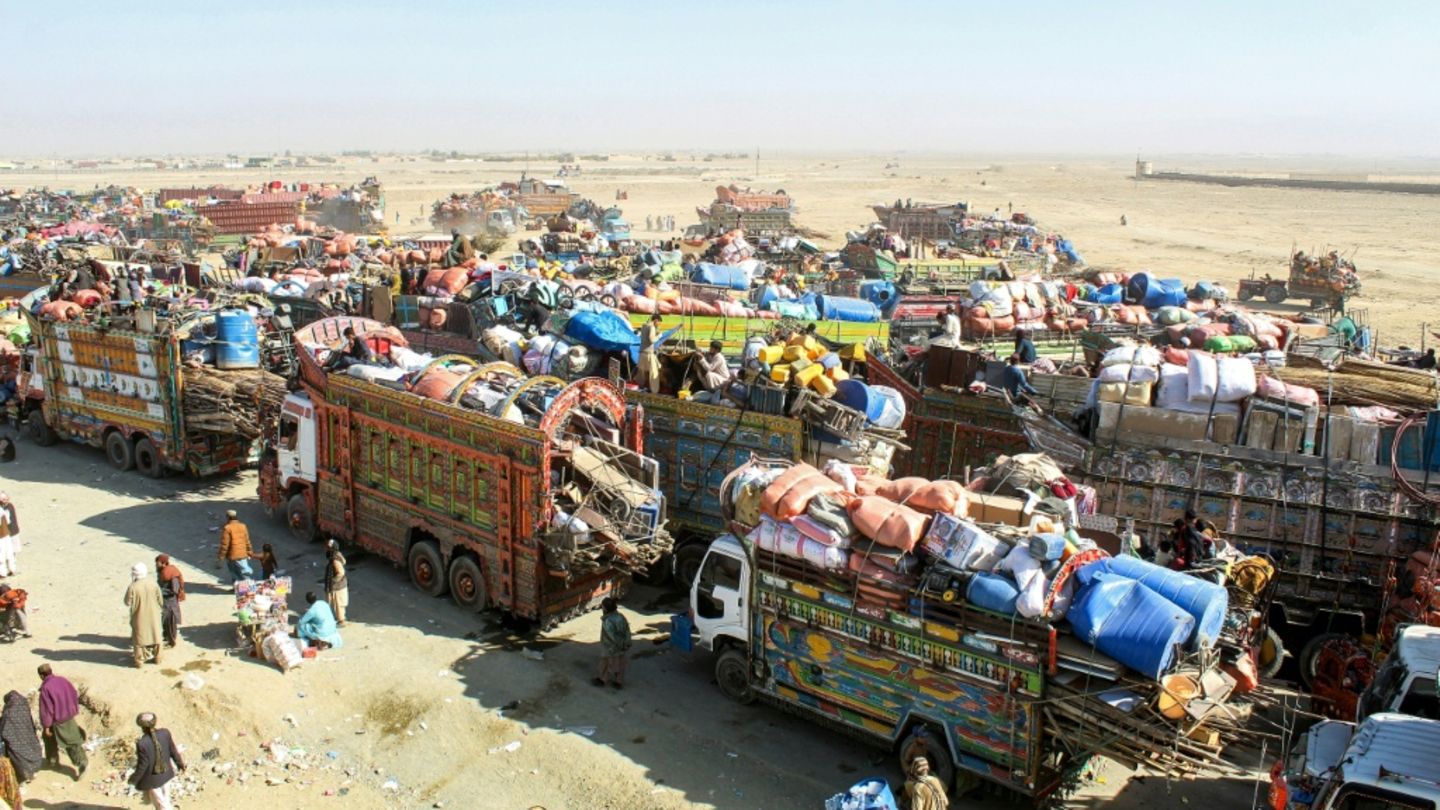 Aus Pakistan abgeschobene Afghanen an Grenze zu Afghanistan Aus Pakistan abgeschobene Afghanen an Grenze zu Afghanistan