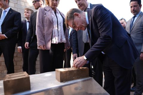 Wadephul hat sich erschüttert vom Ausmaß der Zerstörung nahe der syrischen Hauptstadt Damaskus gezeigt. Foto: Marcus Brandt/dpa