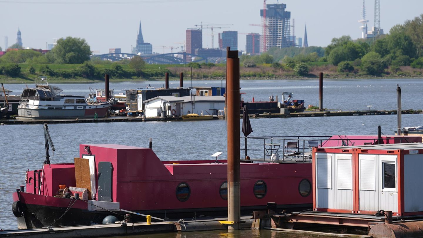 Nach dem gewaltsamen Tod einer 58-Jährigen auf dem Hausboot soll der Sohn der Frau wegen Mordes vor Gericht kommen. (Archivbild) Nach dem gewaltsamen Tod einer 58-Jährigen auf dem Hausboot soll der Sohn der Frau wegen Mordes vor Gericht kommen. (Archivbild)