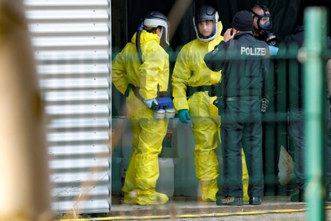 Einsatzkräfte an der Lagerhalle in Nauen