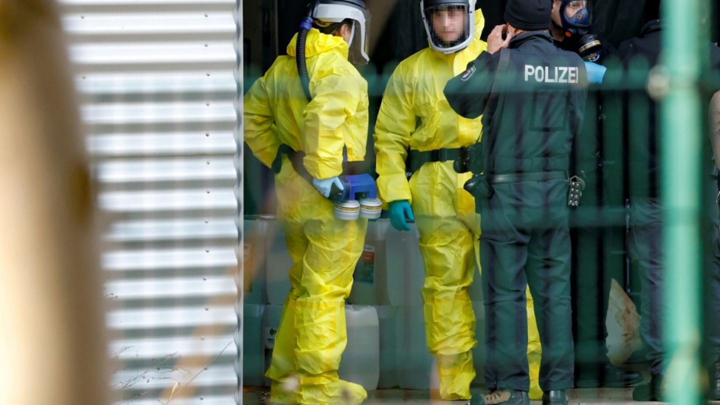 Einsatzkräfte an der Lagerhalle in Nauen Einsatzkräfte an der Lagerhalle in Nauen