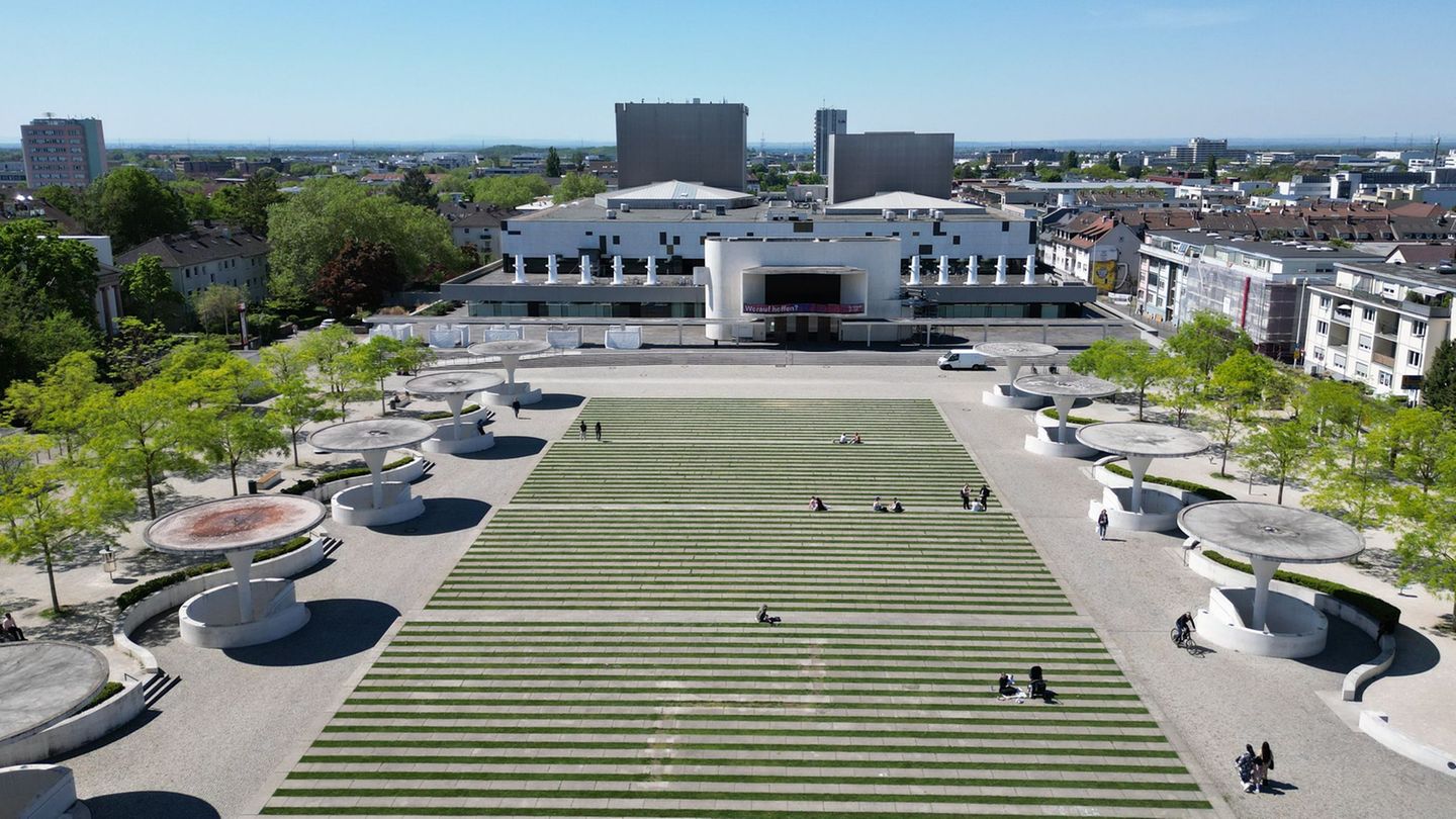 "Was zwischendurch das Zeug zum Drama hatte, bekommt nun doch ein Happy End": Das Kleine Haus des Staatstheaters öffnet wieder F