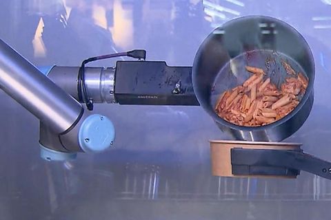 KI-Roboter kocht Supermarkt-Kunden leckere Gerichte – schmeckt das?