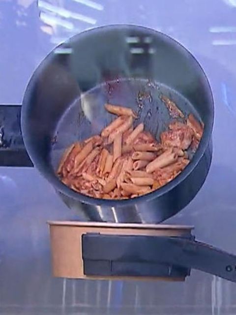 KI-Roboter kocht Supermarkt-Kunden leckere Gerichte – schmeckt das?