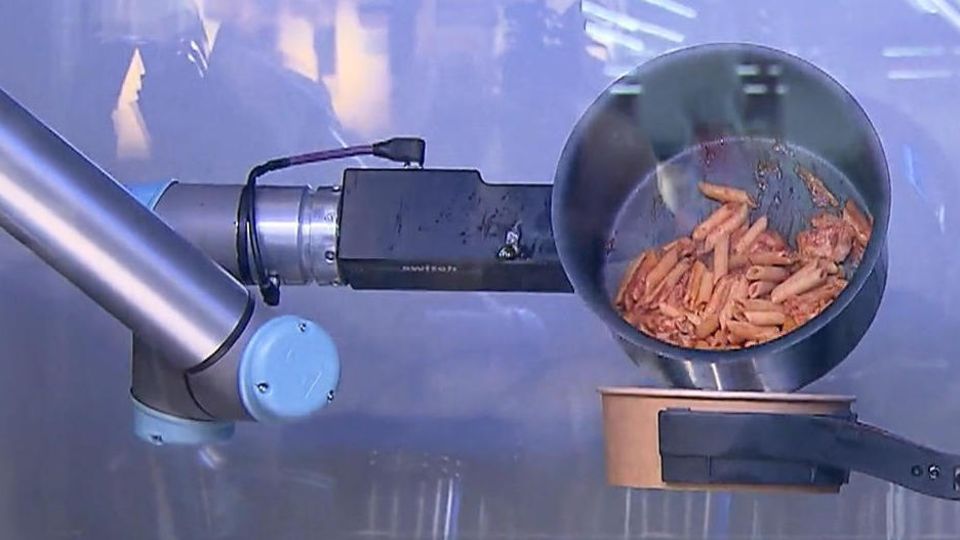 Ki Roboter KI-Roboter kocht Supermarkt-Kunden leckere Gerichte – schmeckt das?