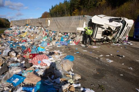 Abfall und Kraftstoff verteilten sich bei dem Unfall quer über die Fahrbahn. Foto: Thomas Frey/dpa