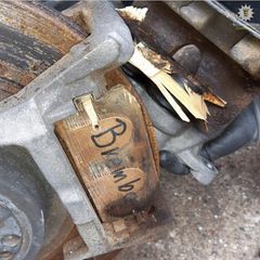 Die Polizei staunte über einen Mercedes, dessen Bremsklotz aus Holz bestand Die Polizei staunte über einen Mercedes, dessen Bremsklotz aus Holz bestand