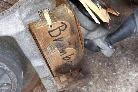 Die Polizei staunte über einen Mercedes, dessen Bremsklotz aus Holz bestand Die Polizei staunte über einen Mercedes, dessen Bremsklotz aus Holz bestand